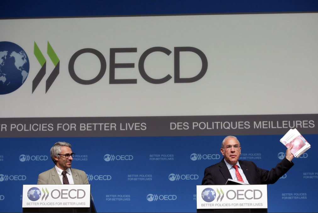 OECDs skattedirektør Pascal Saint-Amans (t.v.) og generalsekretær Angel Gurria lanserte de nye skattetiltakene i Paris denne uken. Foto: OECD