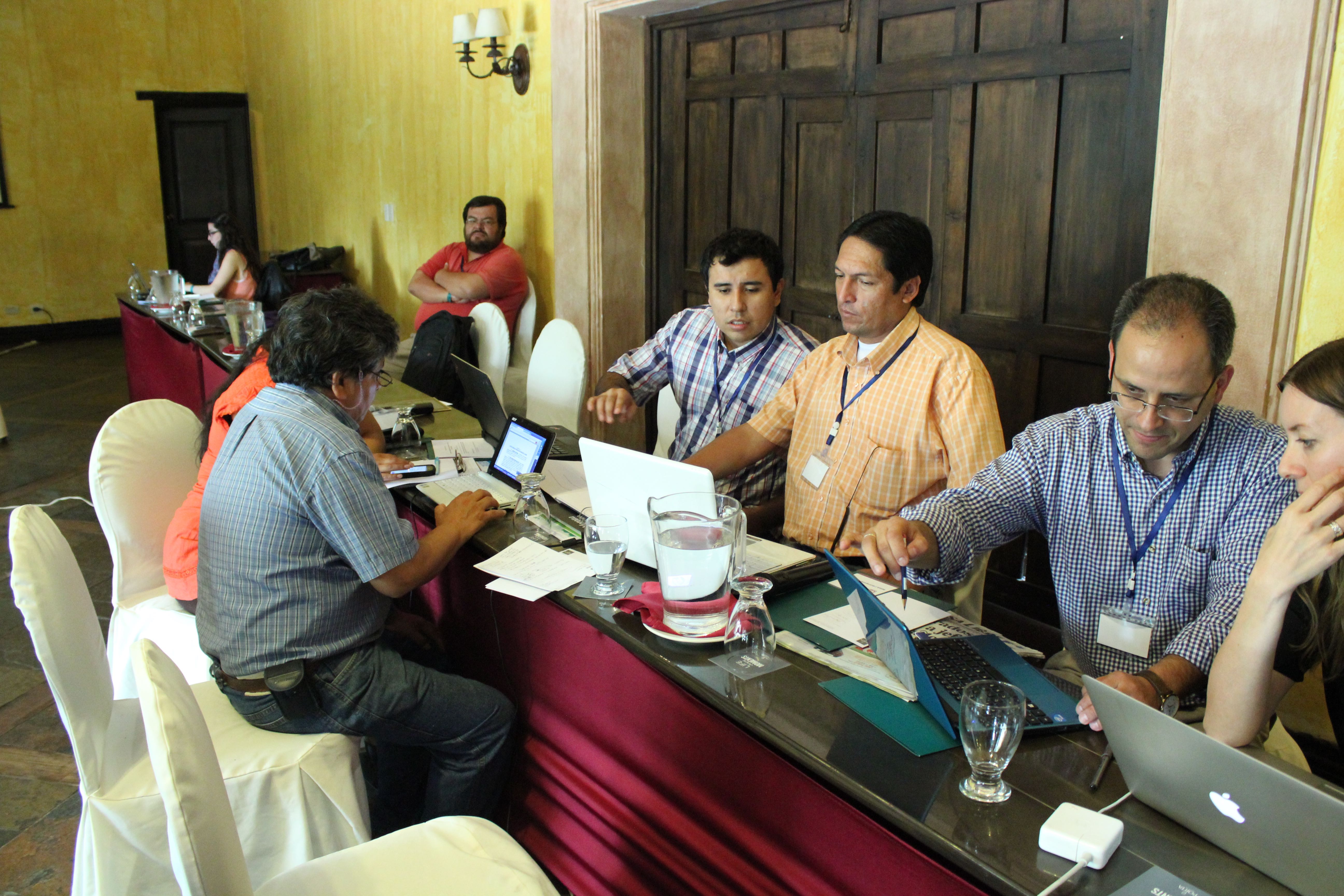 Gruppen fra Bolivia analyserer kontrakter under Modul 2 av TRACE. Raul Velasques til høyre i bildet. Foto: Christine Amdam