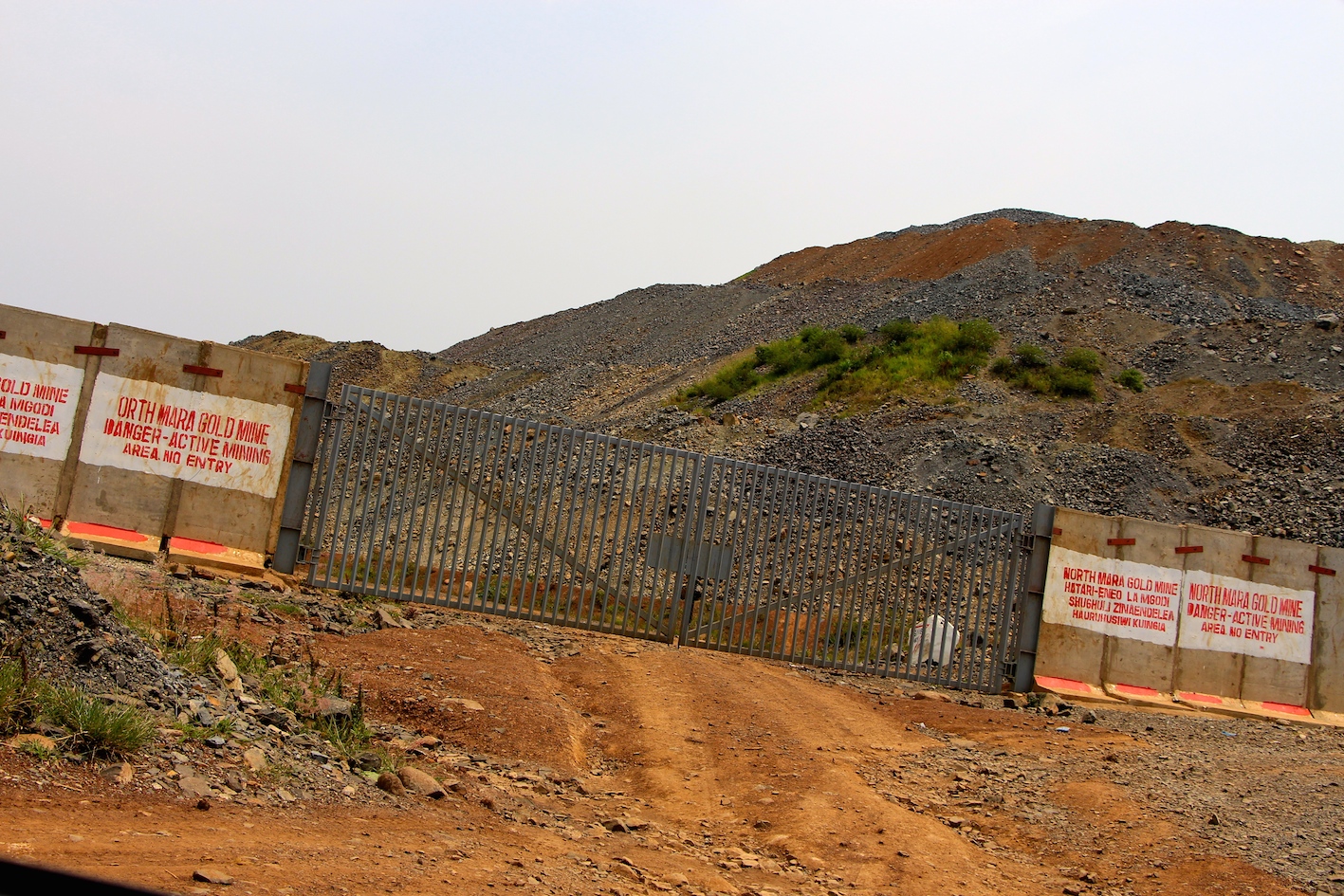 ”Fare”. ”Ingen adgang til gruveområdet” er beskjeden på en av hovedinngangene til North Mara Gold Mine. Foto: Kenneth Lia Solberg
