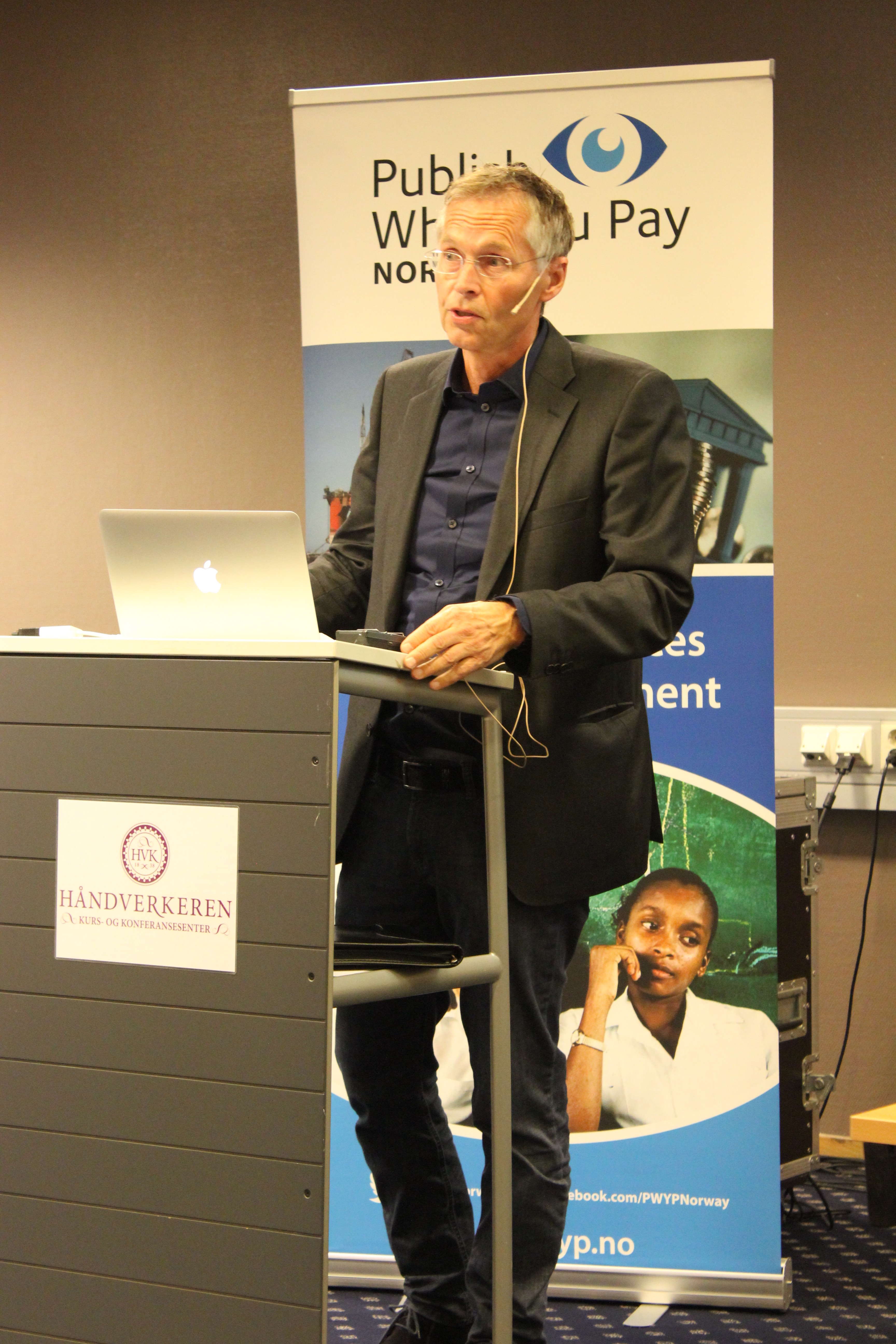 Morten Eriksen, førstestatsadvokat for Økokrim vektla de positive konsekvensen av skatt i sin presentasjon på politisk salong. Foto: PWYP Norge.