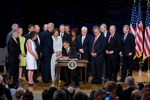 Her skriver president Barack Obama under på Dodd-Frank-loven i 2010. Foto: Det Hvite Hus