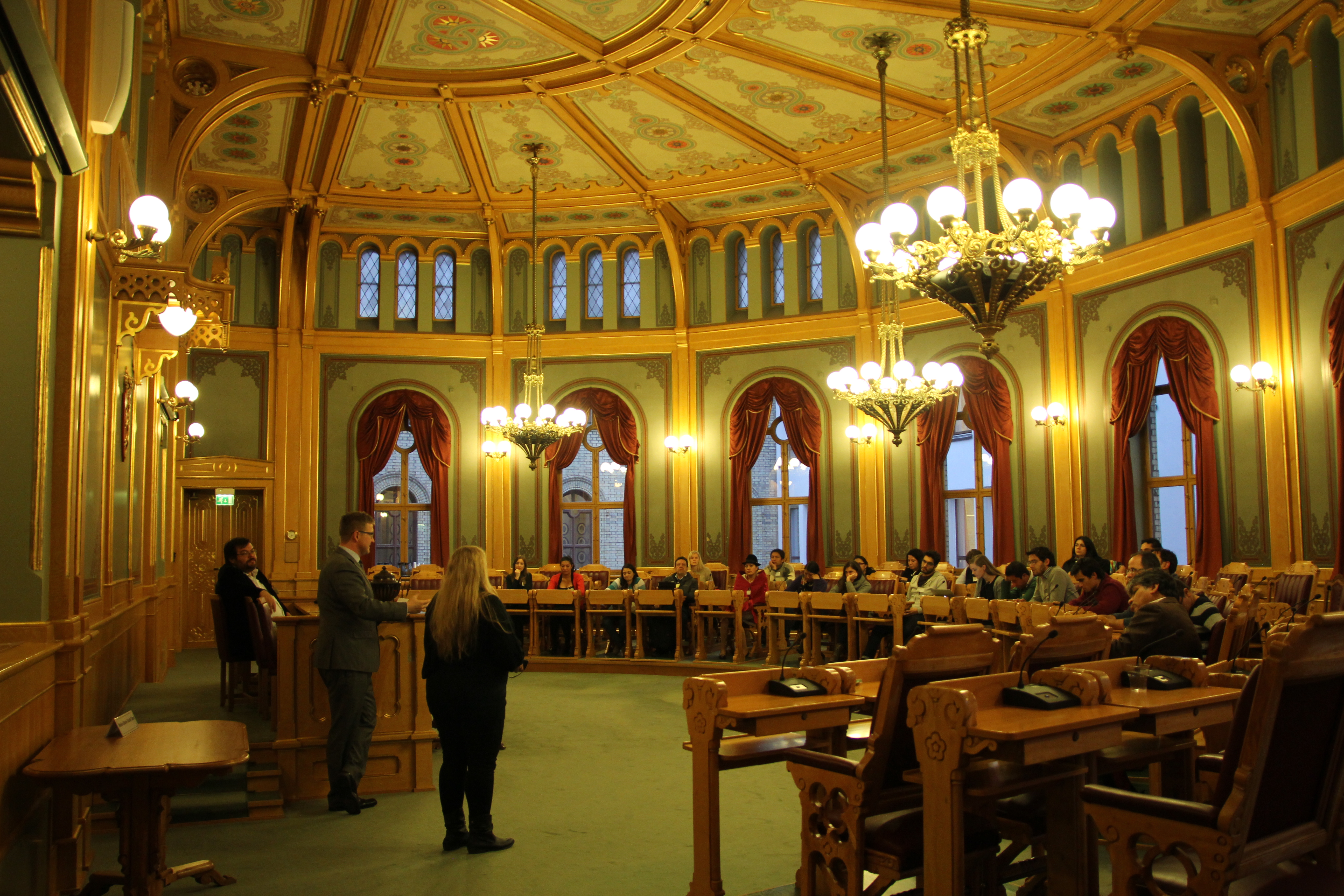 Truls Wickholm (Ap) holdt et møte med TRACE-deltakerne i den gamle lagtingssalen på Stortinget. Foto: Eline Helledal