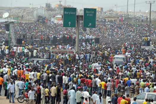 Fellesrådet arbeider for rettferdighet både i internasjonal sammenheng og innen hvert  enkelt afrikansk land. Bildet viser en massedemonstrasjon i Nigeria mot fjerning av subsidier.