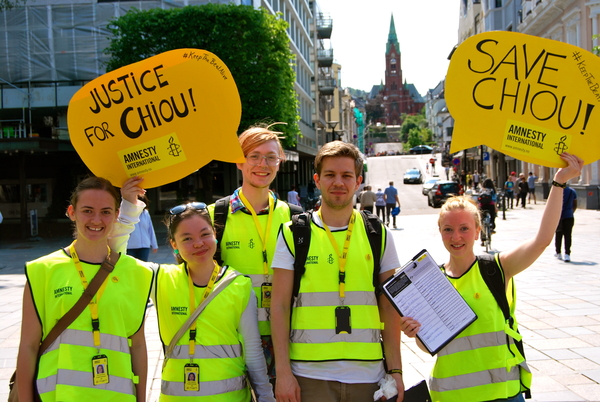 Amnesty-aktivister viser sin støtte til Chiou Ho-Shun som sitter fengslet i Taiwan og venter på dødsstraff. Fra Bergen sommeren 2013 som en del av anti-dødsstraffkampanjen Keep the beat alive. Foto:AI 