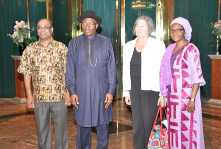 Her er Ledum Mitee (t.v.) avbildet sammen med president Gooluck Jonathan og representanter fra EITI. Mitee mener at Nigeria fortsatt har like mye korrupsjon og hemmelighold i oljeindustrien. Foto: NEITI
